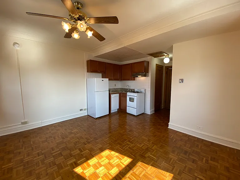 2738 N Pine Grove Ave — Photo 25