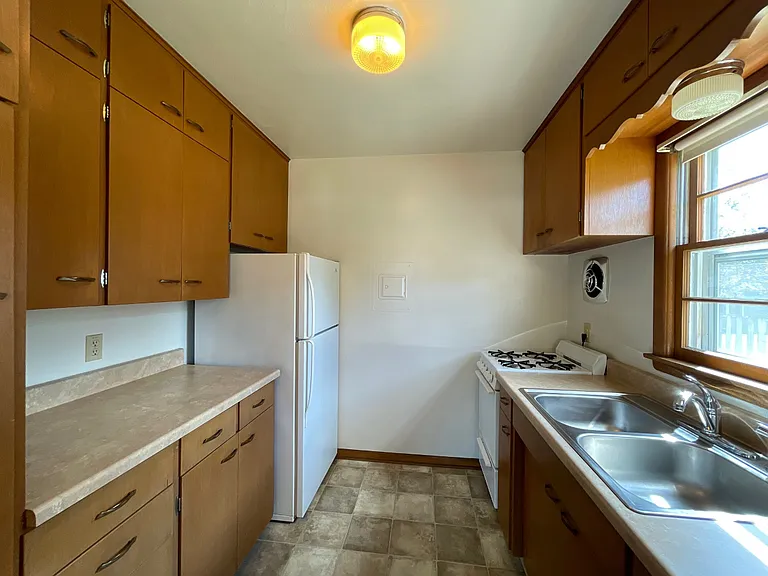 324 E 7th St #2 — Photo 8