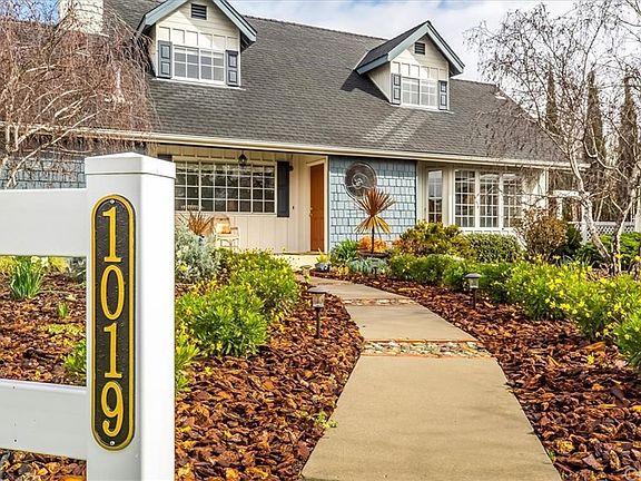 3rd image of 1019 Robin Cir