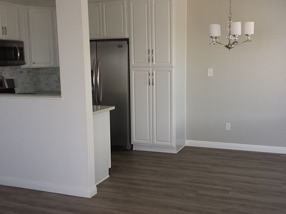 Breakfast nook/dining room