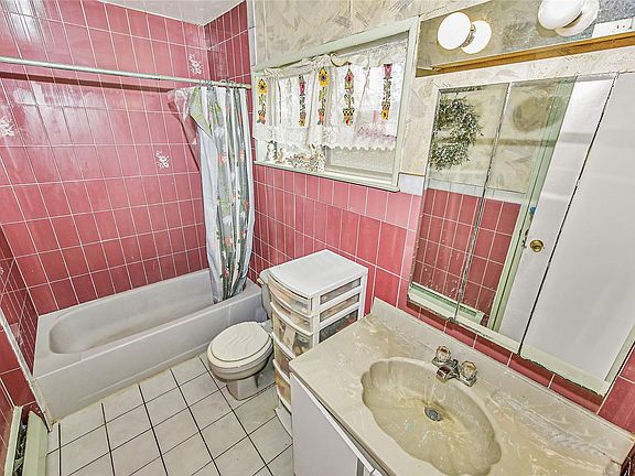 5th image of 4 Elizabeth Ln