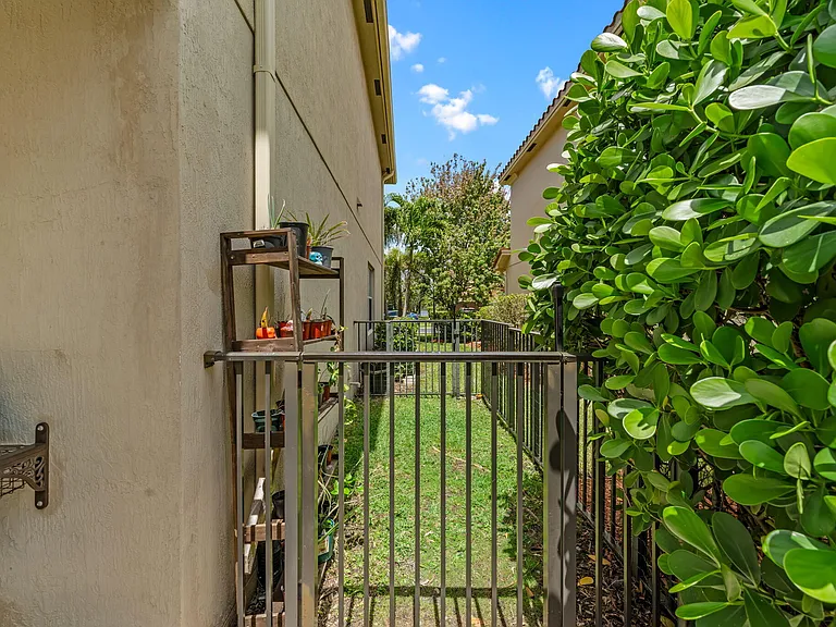 10652 Ivanhoe Ln — Photo 12