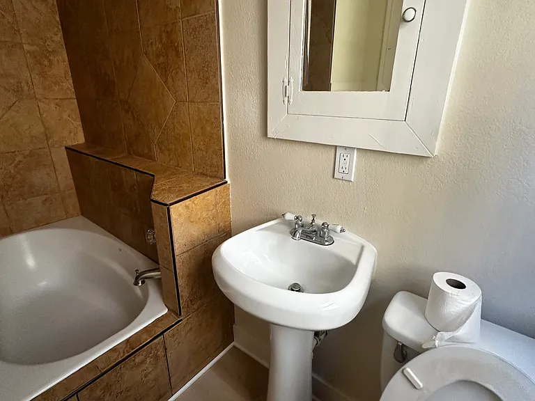 1523 E 9th St #1523 — Photo 10