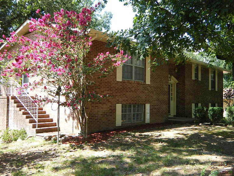 923 Greenhill Dr — Photo 3