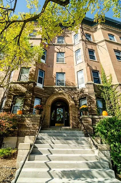 Lowry Hill Apartments