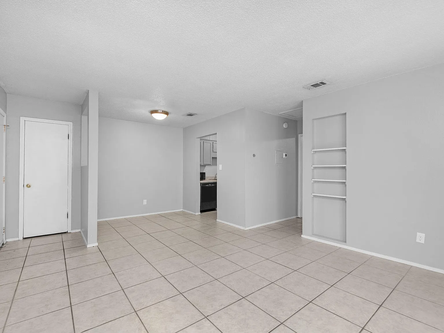 1 bed, 1.0 bath, 690 sqft, $1,200 — Photo 2