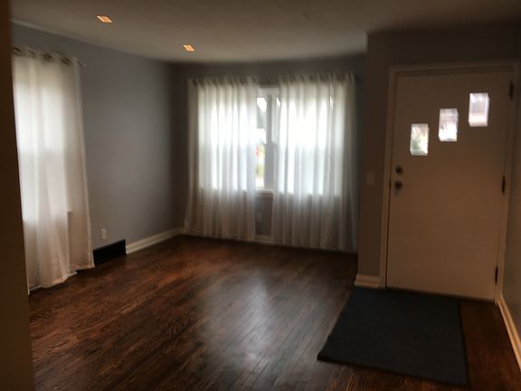 3rd image of 985 Nola Ave