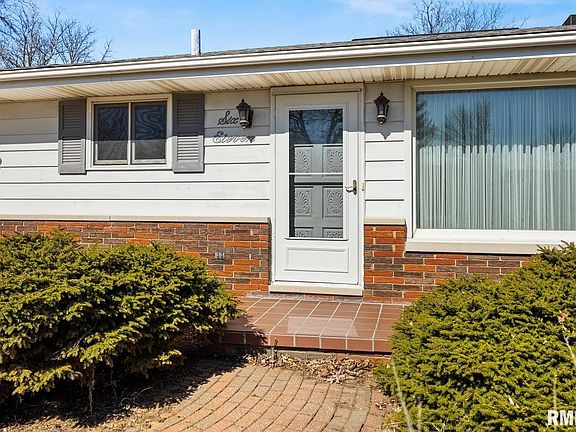 3rd image of 611 W Detweiller Dr