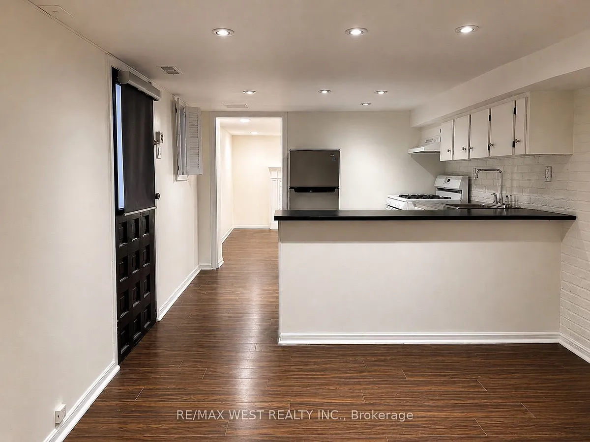 Building Photo - 84 Mackenzie Cres #LOWER LEVEL
