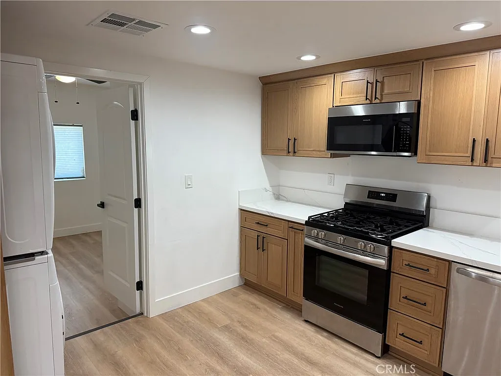 3 bed, 1020 sqft, $3,000 — Photo 4