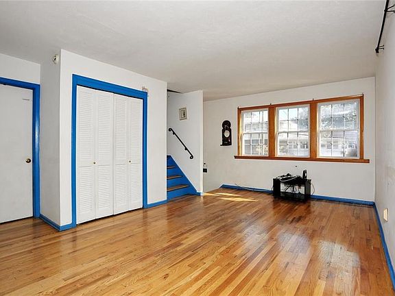 5th image of 32 Kennedy Dr