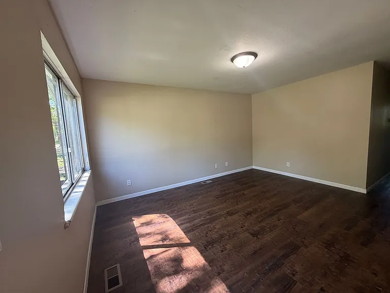 1109 Austin Dr — Photo 2