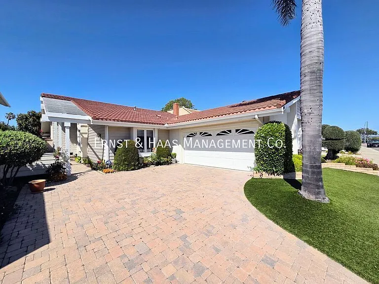 10835 Slater Ave — Photo 1