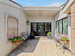 104 Briarwood Cir, Oak Brook, IL