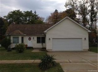585 E Hamburg St, Pinckney, MI