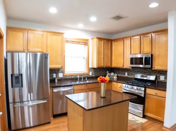 10008 Iris Ln, Eden Prairie, MN 55347