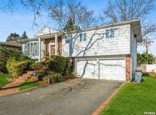 582 Hook St, Valley Stream, NY 11581