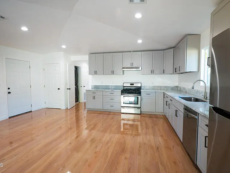 270 E Penn St — Photo 5