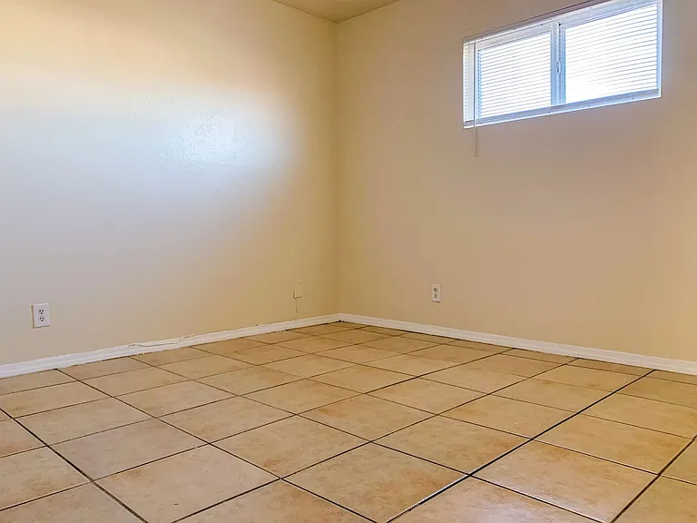 Spacious 2 Bedroom Apartment with Fireplace — Photo 24