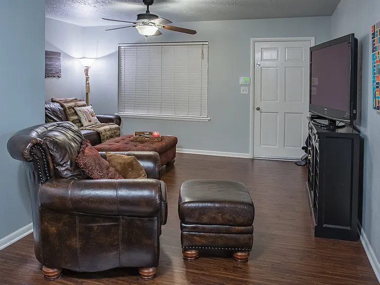 703 Normandie Dr — Photo 4
