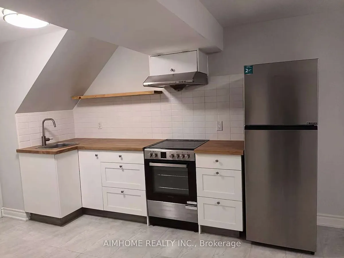 Building Photo - 2304 Keele St #BASEMENT