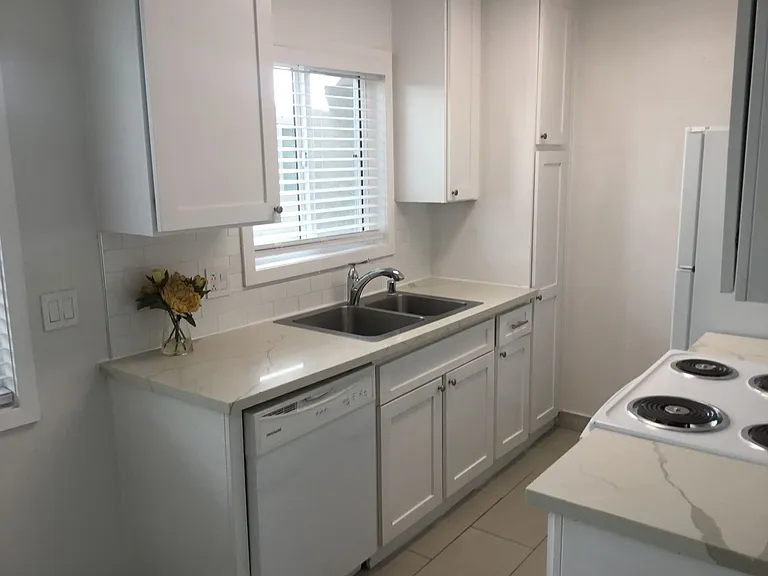 COMPLETELY REMODELED TOWNHOUSE FOR RENT — Photo 5