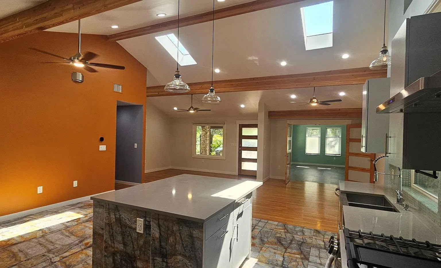 3 bed, 2.0 bath, 1932 sqft, $5,200 — Photo 1