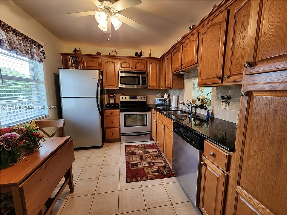 Meadowbrook Lakes Apartments Condominiums 1024 SE 4th Ave Dania FL