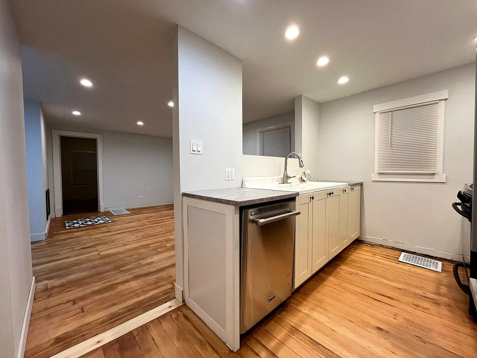 3 bed, 1.0 bath, 1050 sqft, $2,050 — Photo 4