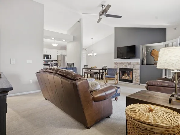1030 River Place BOULEVARD #5, Waukesha, WI 53189