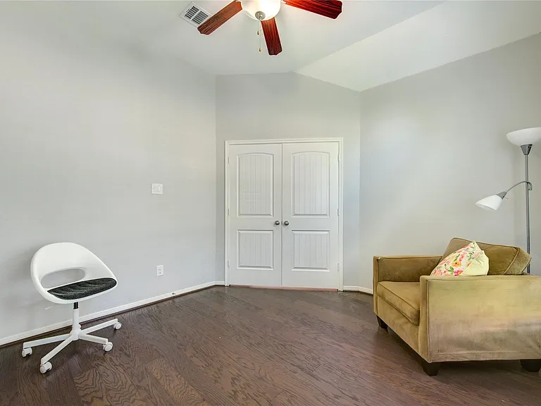 9802 Massanutten Ln — Photo 8