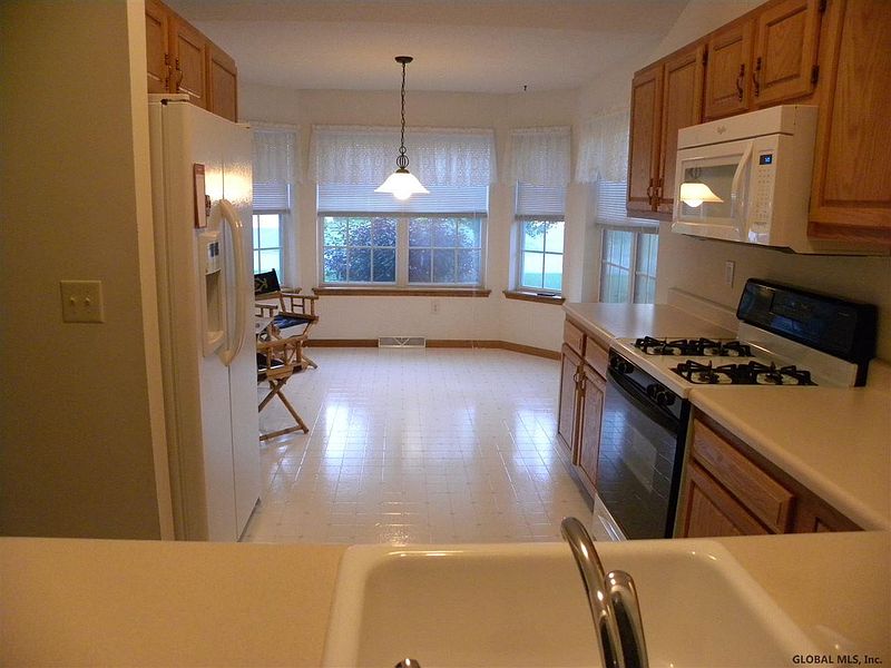 4th image of 22 GROOMS POINTE Drive