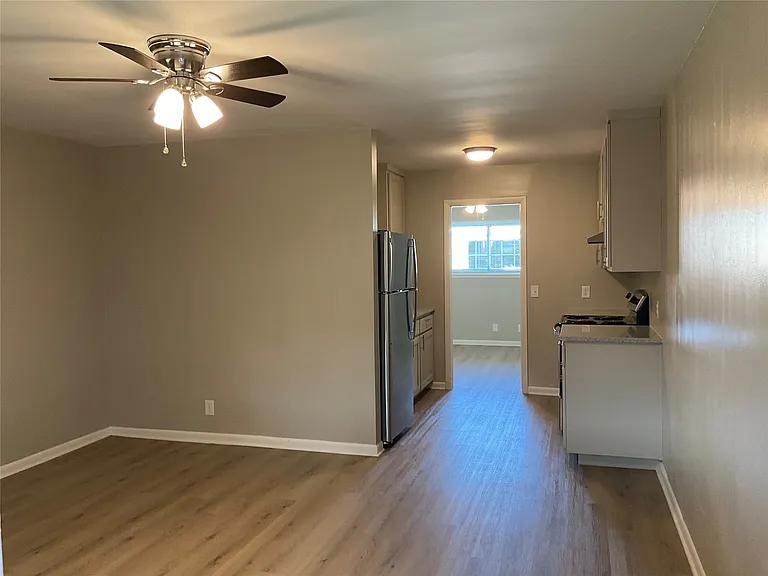 1809 E 2nd St #11 — Photo 4