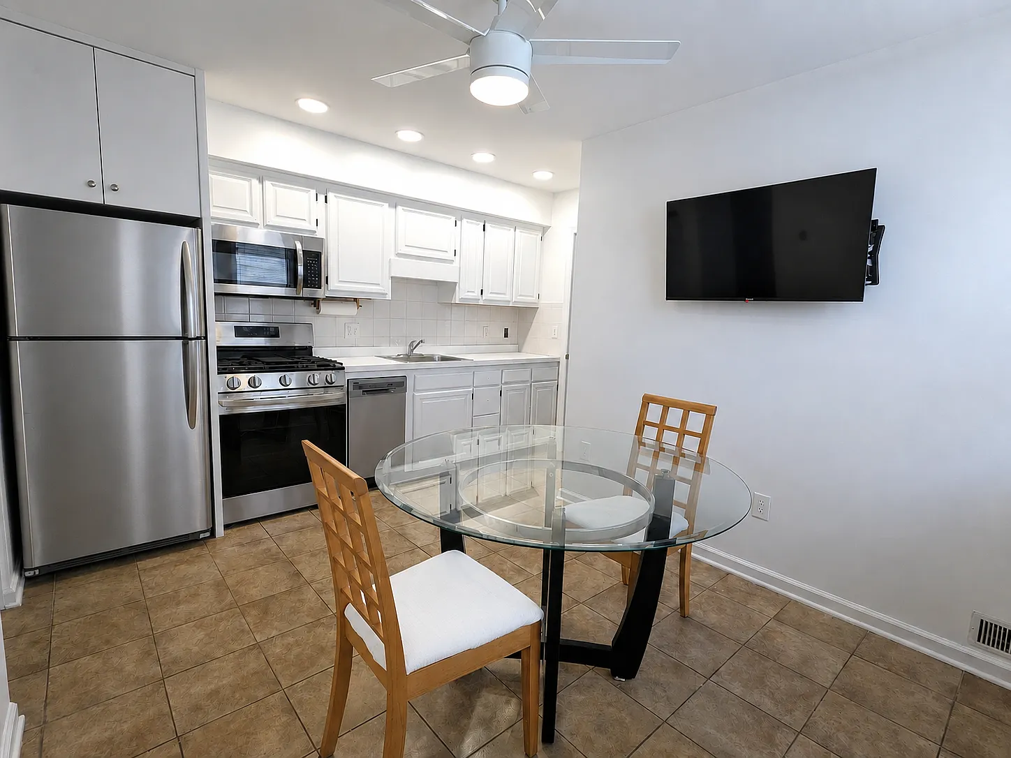 2 bed, $2,000 — Photo 4