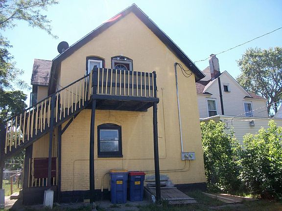 2nd image of 901 Caulfield Ave SW