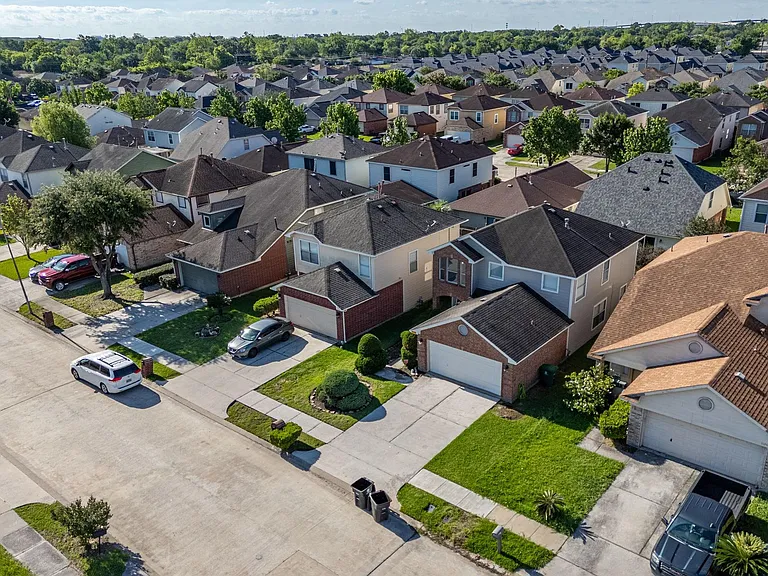 11710 Fossil Rock Ln — Photo 3