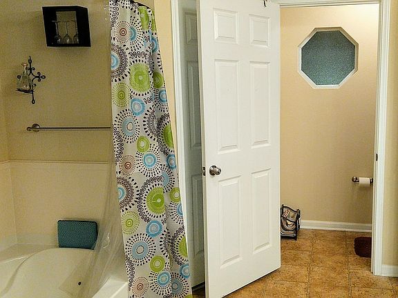 Garden tub/separate toilet 