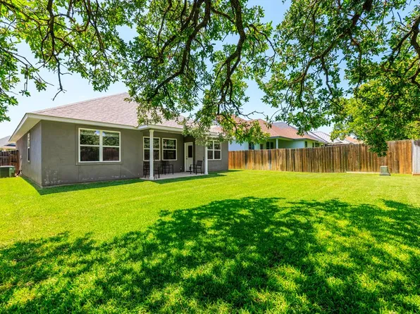 208 Winston Dr, Fredericksburg, TX 78624