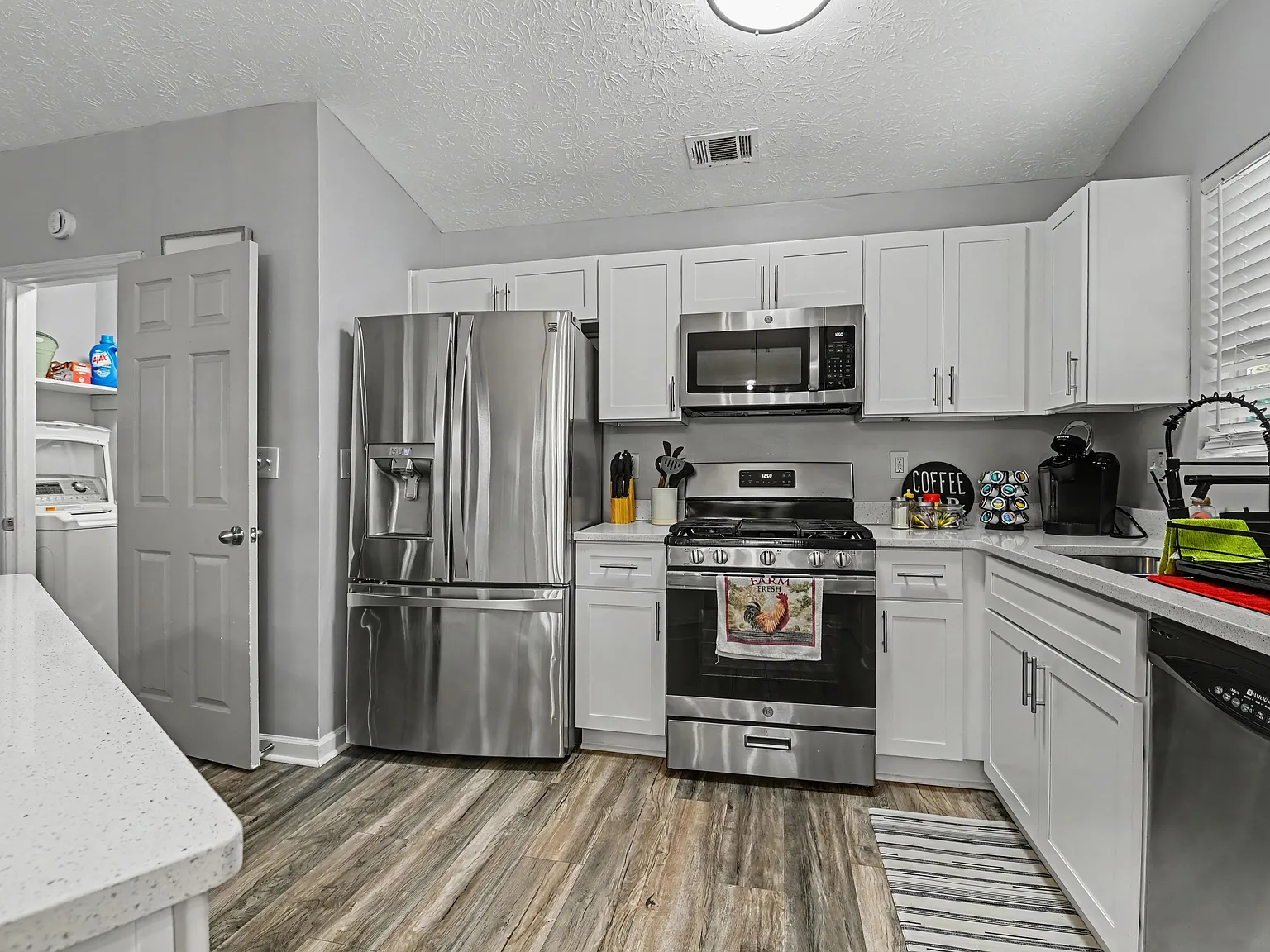 3 bed, 1242 sqft, $2,245 — Photo 3