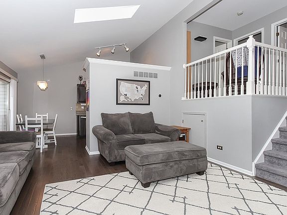 4th image of 303 River Bluff Dr