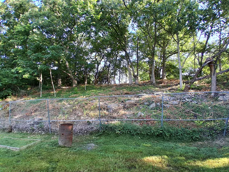 1600 Holt Ln — Photo 6