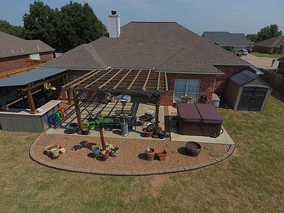 3rd image of 811 Lynn Ln