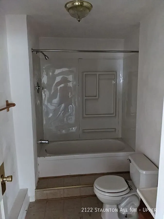 2 Bedroom Upstairs Apartment Ready For Viewing! — Photo 3
