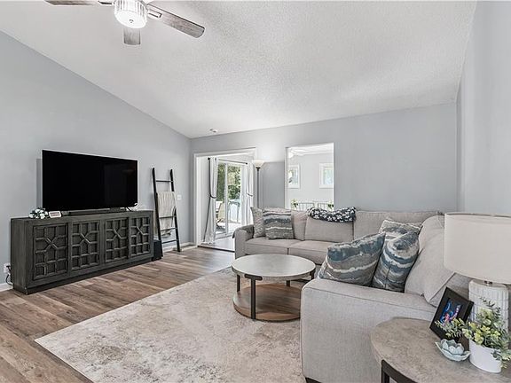 5th image of 223 Chestnut Ct