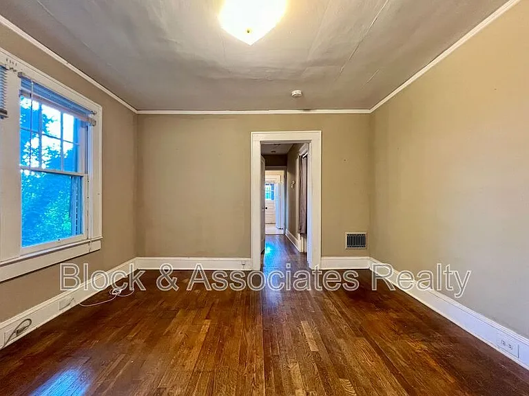 120 S Poplar St — Photo 11