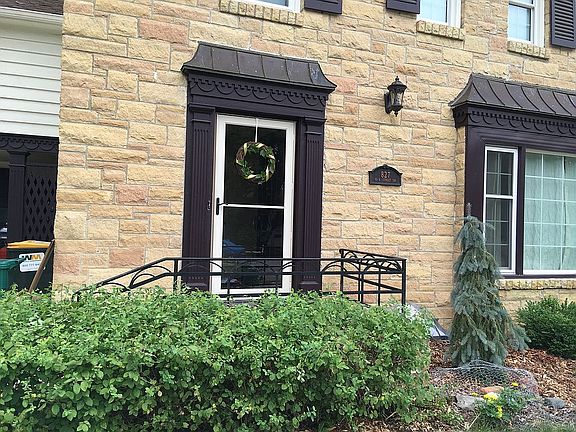 3rd image of 827-10 1/2 St SW