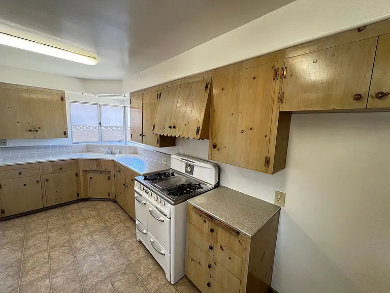 215 S D St #215 — Photo 11