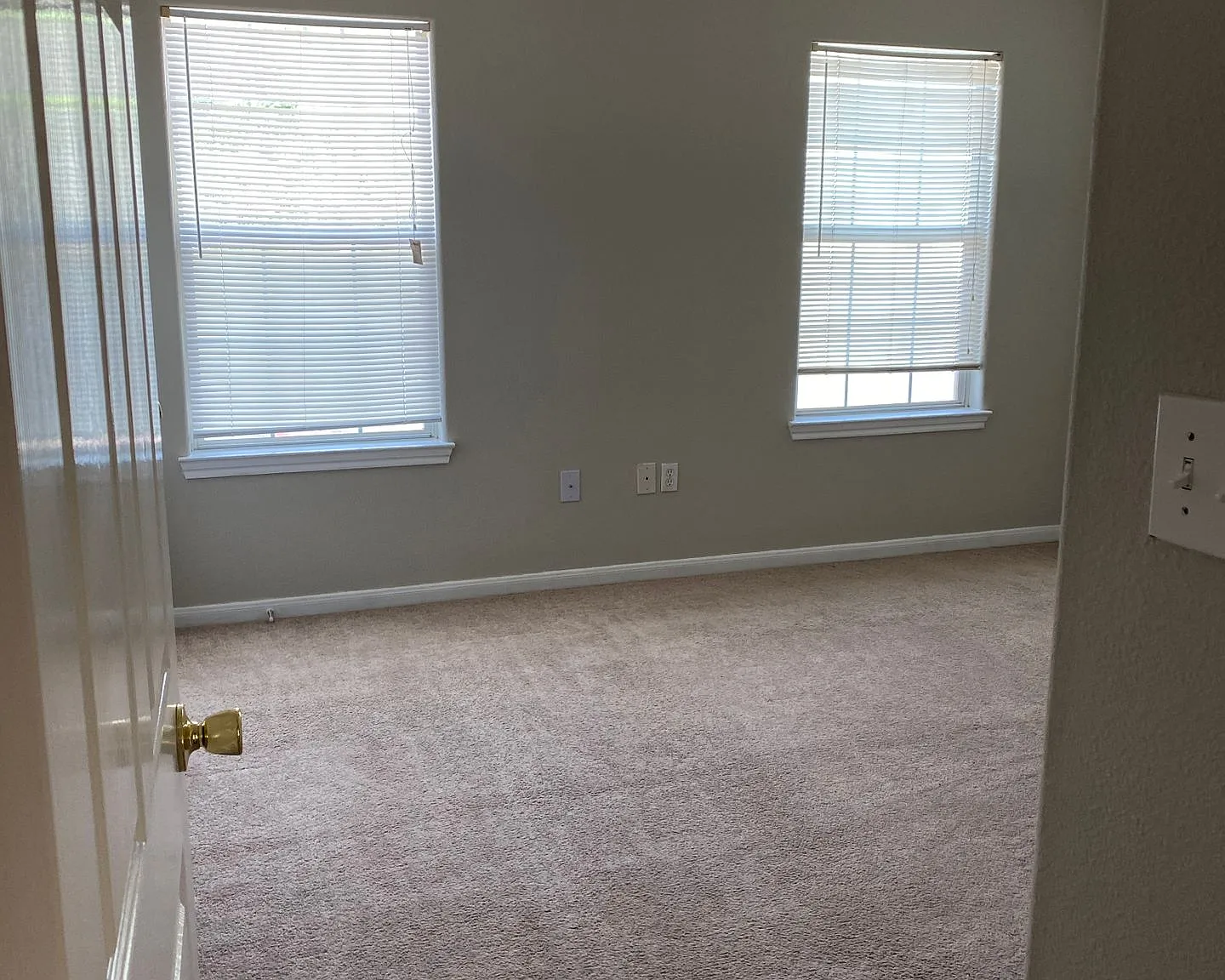 Duplex For Lease — Photo 2