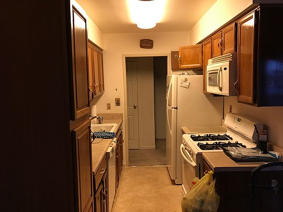 3rd image of 2 Elmwood Park Dr APT 225