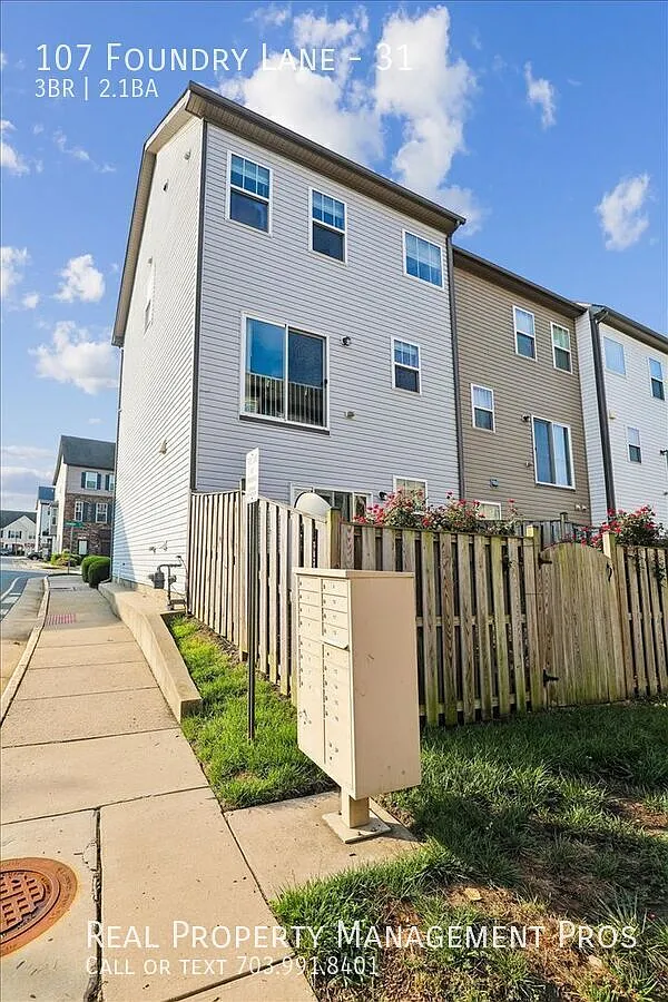 Gorgeous 3-Bedroom, 2.5-Bath Condo with Community Pool in Stafford! — Photo 3